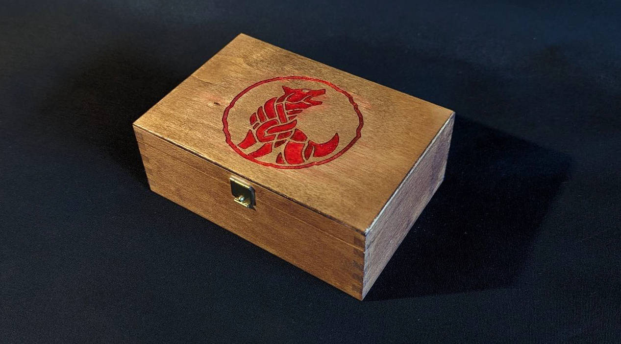 Eine Wolf Logo, graviert in eine Holzkiste.